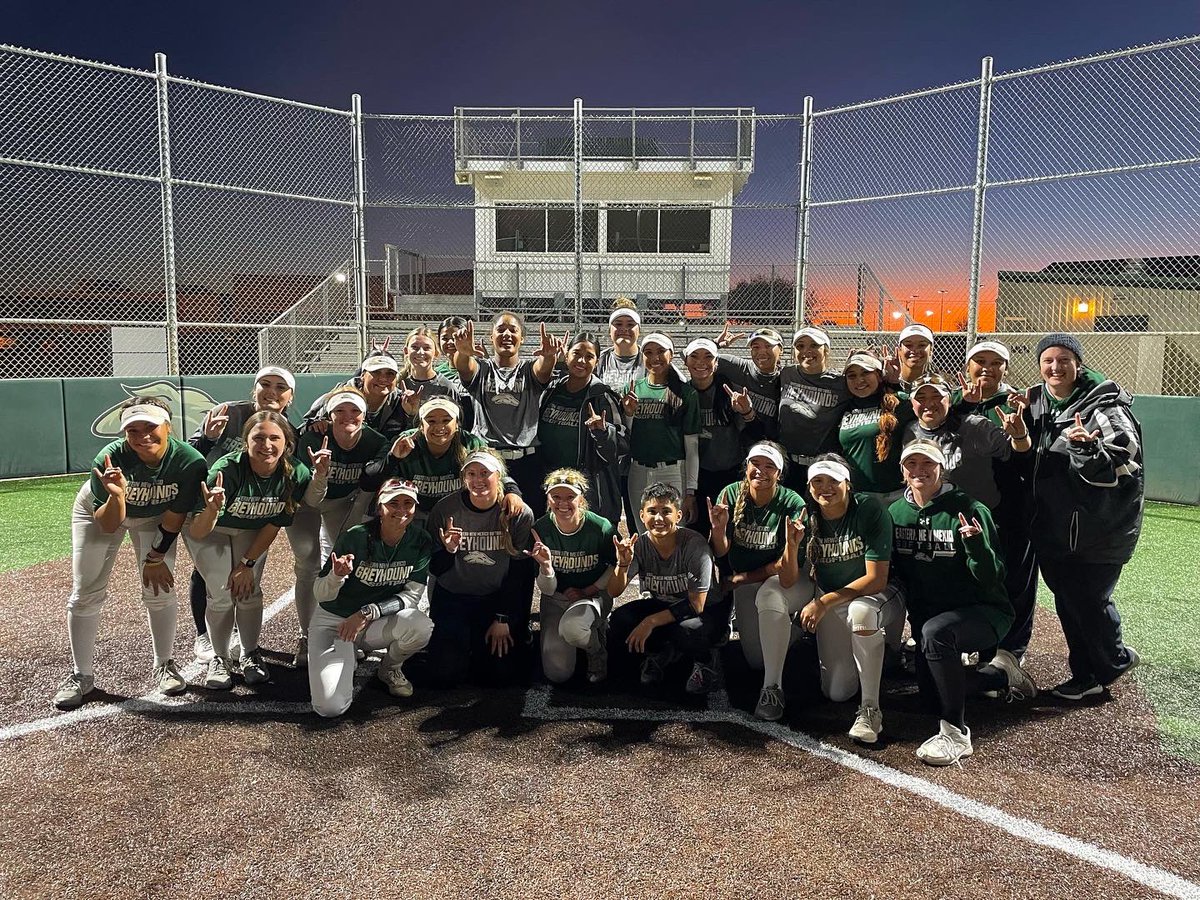 ENMUSoftball's tweet photo. What a fall it has a been! This group has gotten stronger not only as individuals, but as a team. The chemistry, accountability, and excitement surrounding the program has been awesome to watch unfold. Your HOUNDS 🐾 are excited for the 23’ spring softball season! https://t.co/HeyFOY9iF9