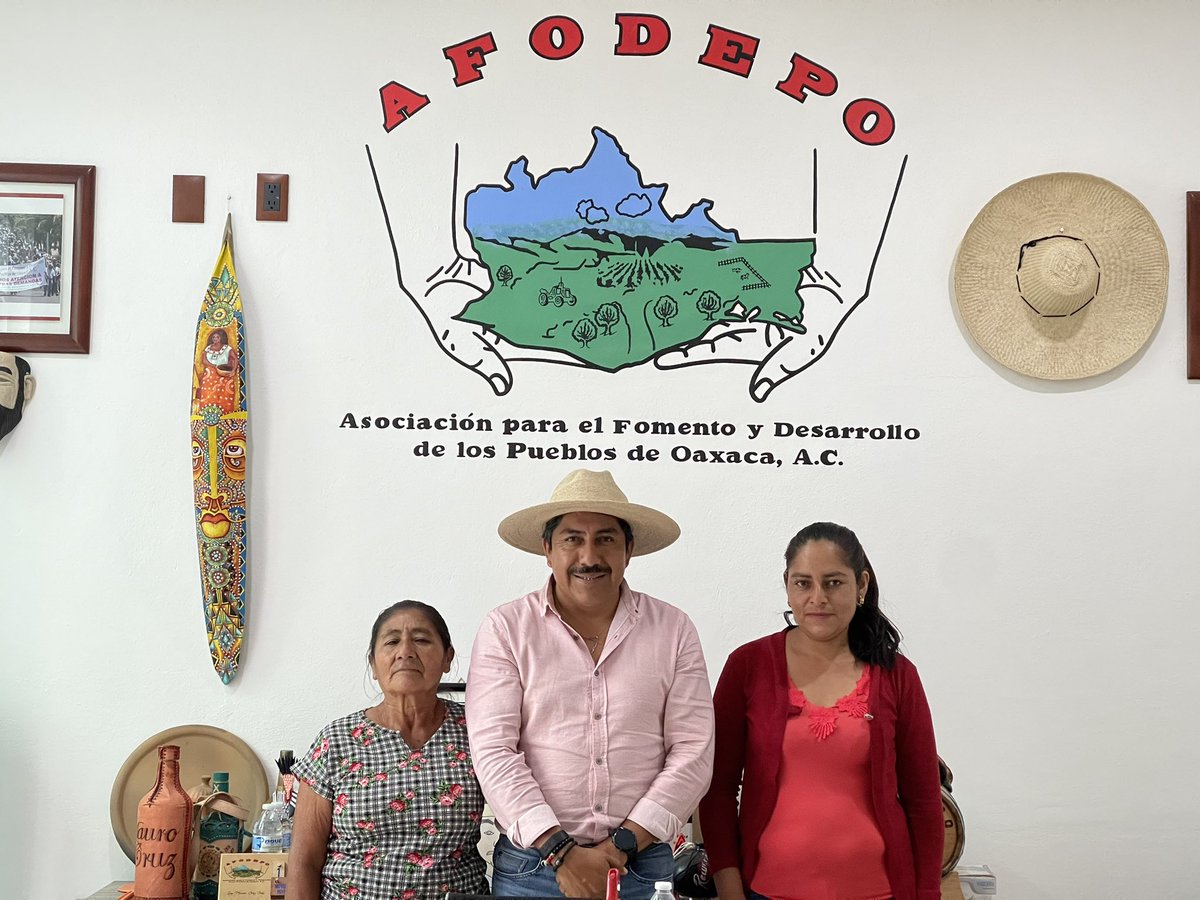 afodepoac's tweet photo. Después de platicar con María Luisa Ramírez y Ofelia Cruz, que de San Lucas Tlanichico y con Bernardo López García de Jalapa del Valle, hay gran entusiasmo para fortalecer las estructuras municipales de #AFODEPO y seguir ayudando a nuestra gente. https://t.co/RKXGdrATAr