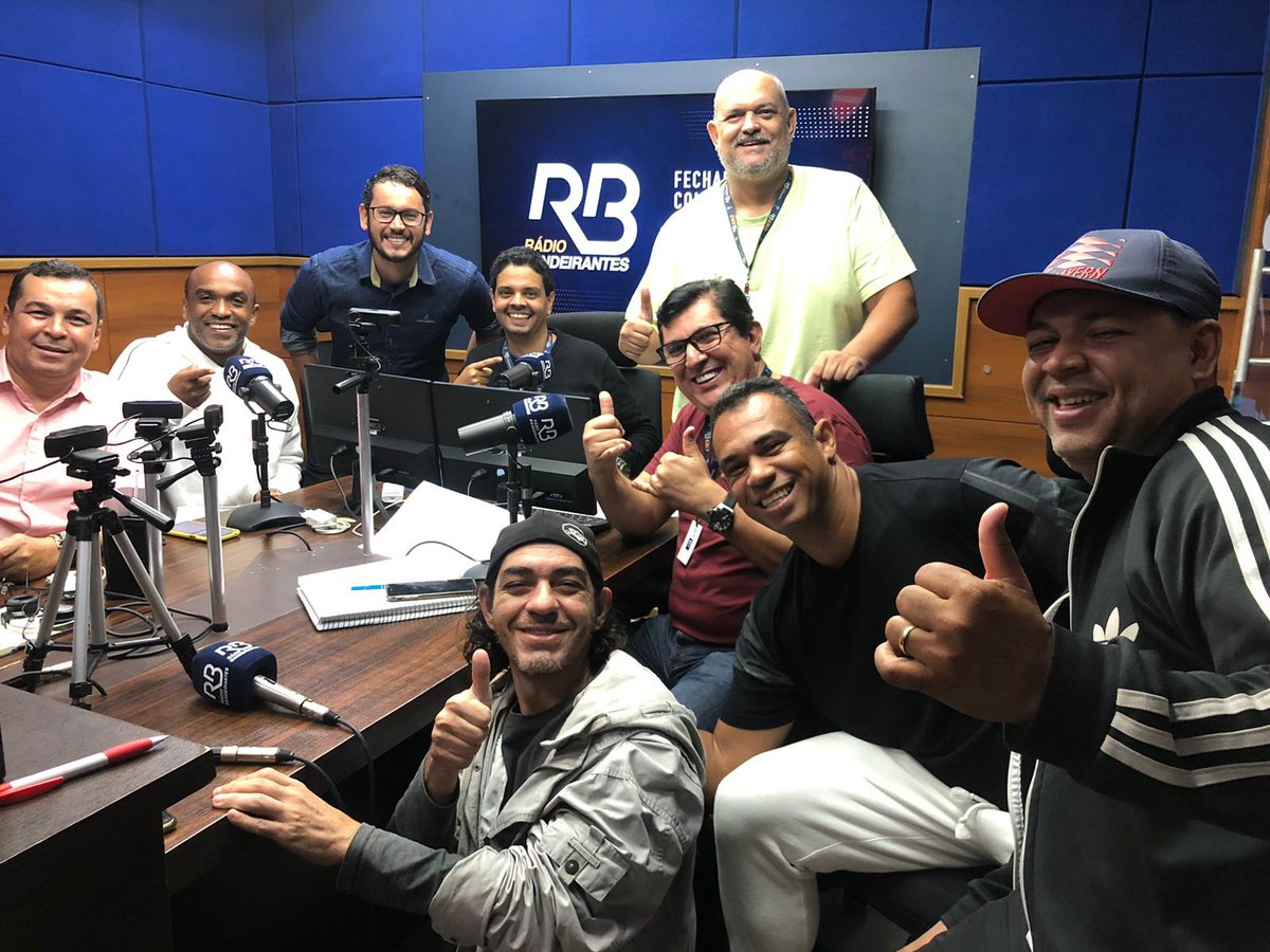 JoaoBatistaRTV's tweet photo. Olha o sorriso da equipe que lidera com folga a audiência em Goiânia👏🙌🇧🇷 obrigado a todos pelo carinho da audiência @rbgoiania @romes_xavier @PedroHGeninho @edmilsonalmeida https://t.co/H1Q2YOT7FO
