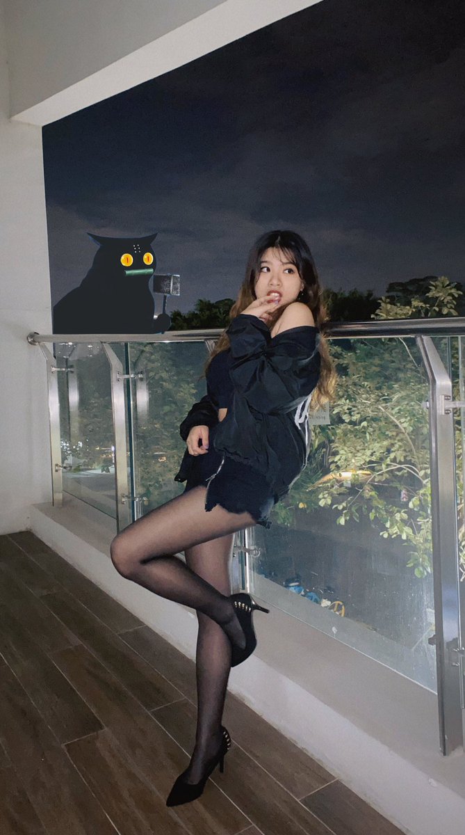 深圳30度给我热麻了🐈‍⬛💜
喜提成为穿得最多的参赛选手之一🐈‍⬛💜

<a href="/AMS_Community/">Agent of Mimic Shield (AMS)</a>
<a href="/VictorL1024/">Victor</a> 
@DanielVerilog
<a href="/MimicShhans/">MIMIC SHHANS Official 🐈‍⬛</a> 
#mimicsecret
#mimicshhans