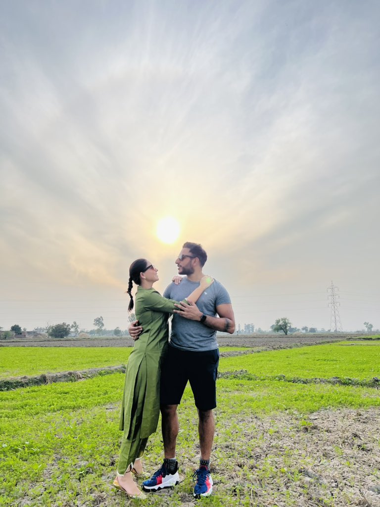 meSonalee's tweet photo. सरसों के खेत में परसों वाली फोटो💚
Quite literally क्योंकि आज हम अलग शहर आए है
(just for you to get the caption right) #updatessoon #staytuned
Till then Showing some पिंड दा प्यार
in साड्डा अमृतसर in साड्डा पिंड 🌾
#नानके #amritsar #hometown #savikulkarni #sonaleekulkarni https://t.co/xNksP67haO