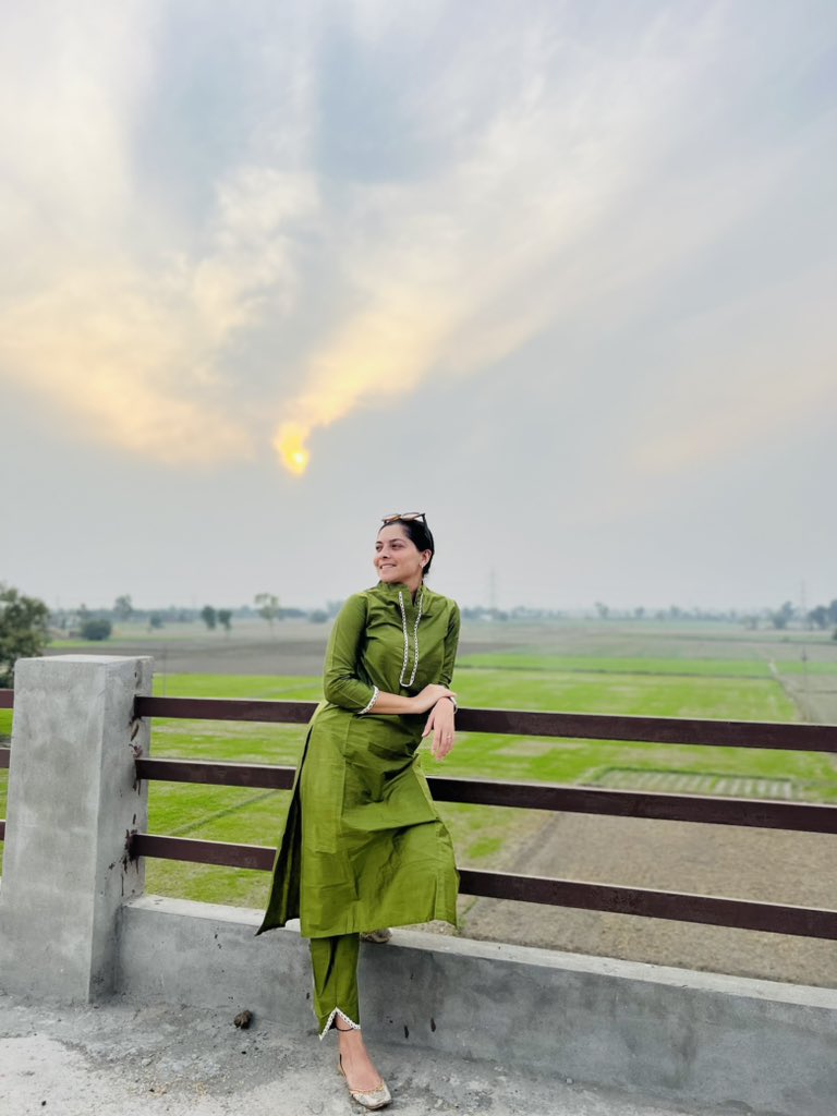 meSonalee's tweet photo. सरसों के खेत में परसों वाली फोटो💚
Quite literally क्योंकि आज हम अलग शहर आए है
(just for you to get the caption right) #updatessoon #staytuned
Till then Showing some पिंड दा प्यार
in साड्डा अमृतसर in साड्डा पिंड 🌾
#नानके #amritsar #hometown #savikulkarni #sonaleekulkarni https://t.co/xNksP67haO
