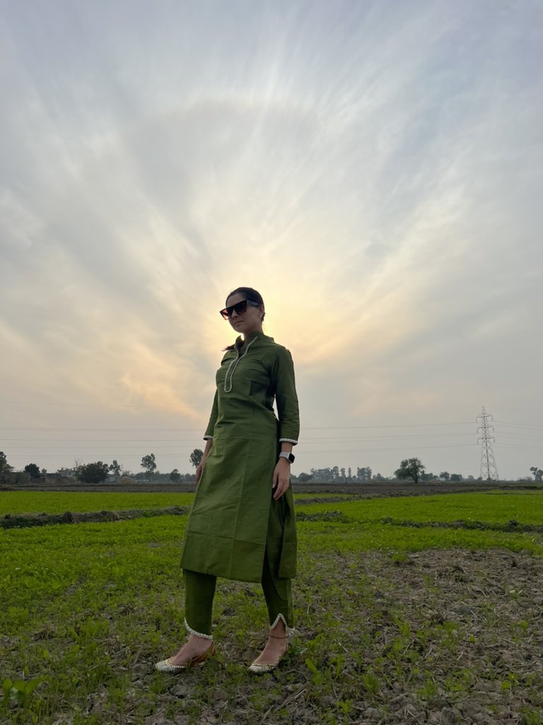 meSonalee's tweet photo. सरसों के खेत में परसों वाली फोटो💚
Quite literally क्योंकि आज हम अलग शहर आए है
(just for you to get the caption right) #updatessoon #staytuned
Till then Showing some पिंड दा प्यार
in साड्डा अमृतसर in साड्डा पिंड 🌾
#नानके #amritsar #hometown #savikulkarni #sonaleekulkarni https://t.co/xNksP67haO