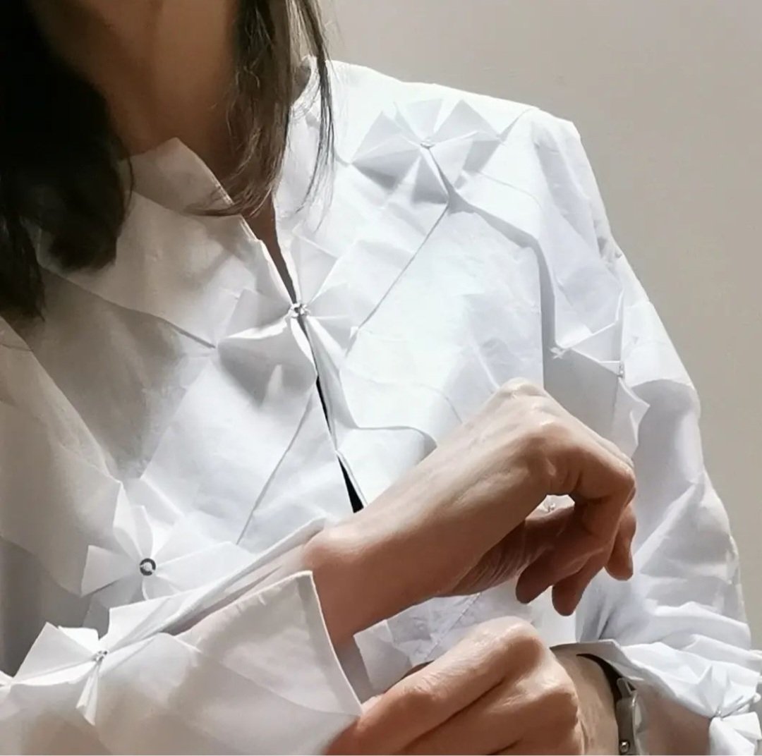 Origami from @helenhayesclot1 #irishfashion #shirt #whiteshirt #fabricmanipulation #origami #occasionwear #luxury #bespoke #irishfashionart #giftirishstyle #helenhayes #irishdesign #CIFD