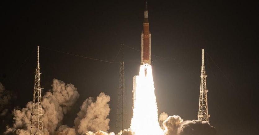 sole24ore's tweet photo. 🔸 #Artemis: lanciato il razzo #Nasa del ritorno sulla #Luna dopo 50 anni https://t.co/qngwznsbzs https://t.co/BNhjKlhcYK