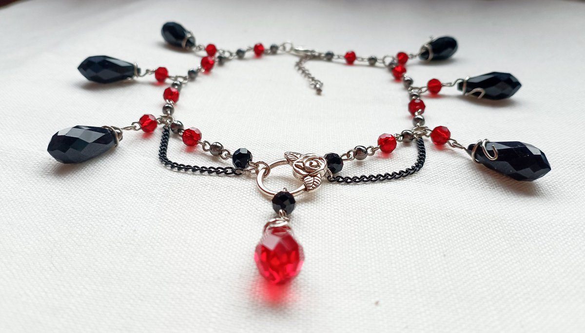 Ахеренный чокер с стеклянными бусинками. На шее сидит просто бомбически😍 Роскошь нереальная

Материалы: стекло, фурнитура из бижутерного сплава, металлическая подвеска