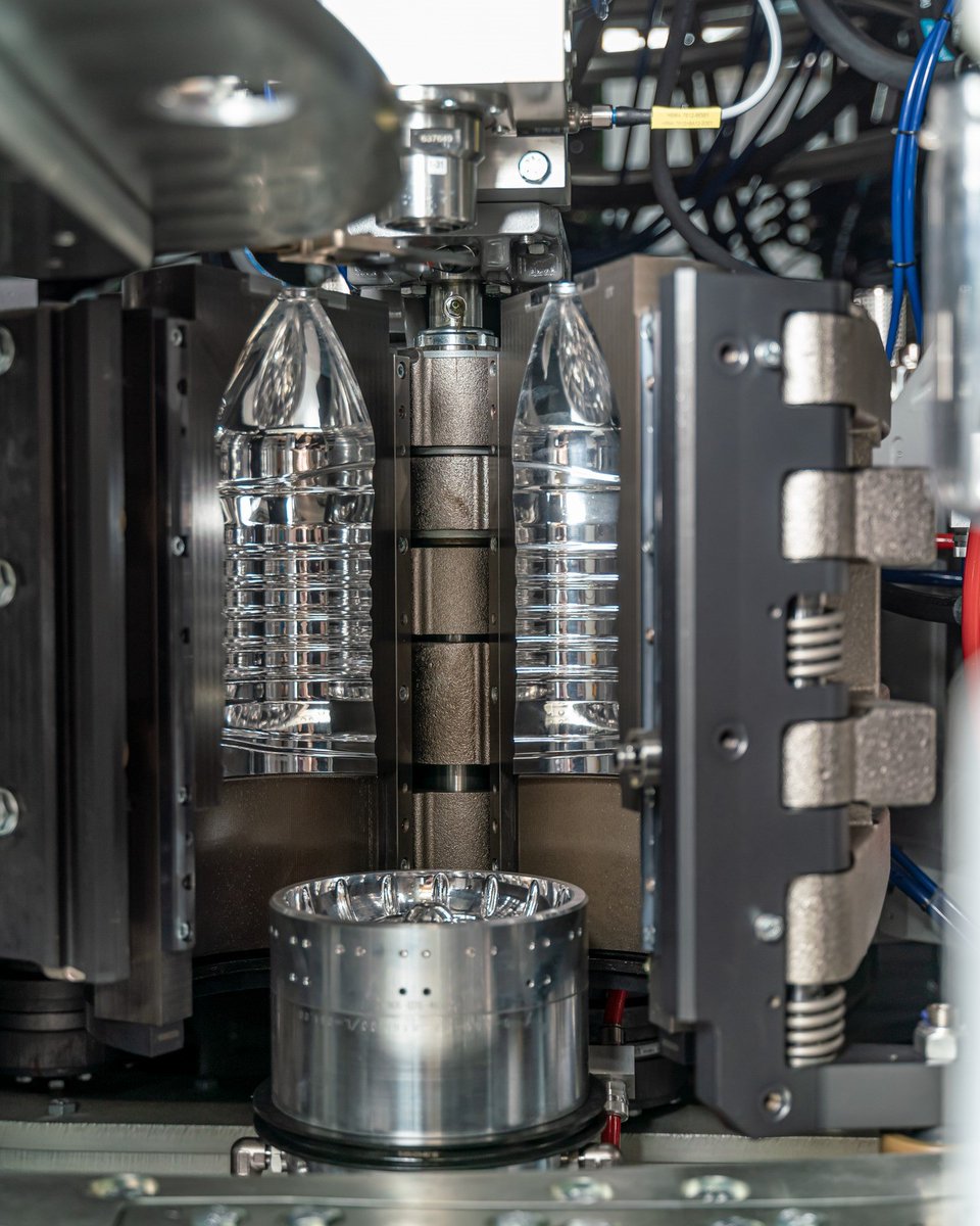 KronesAG's tweet photo. Big, bigger, BigBottle π¦Ύ Our #Contiform BigBottle handles container volumes of up to 8 litres trouble-free in the most efficient way. Naturally adapted to individual wishes and in excellent quality π#GermanBlingBling #Krones #KronesAG https://t.co/cTXXf8ggzh