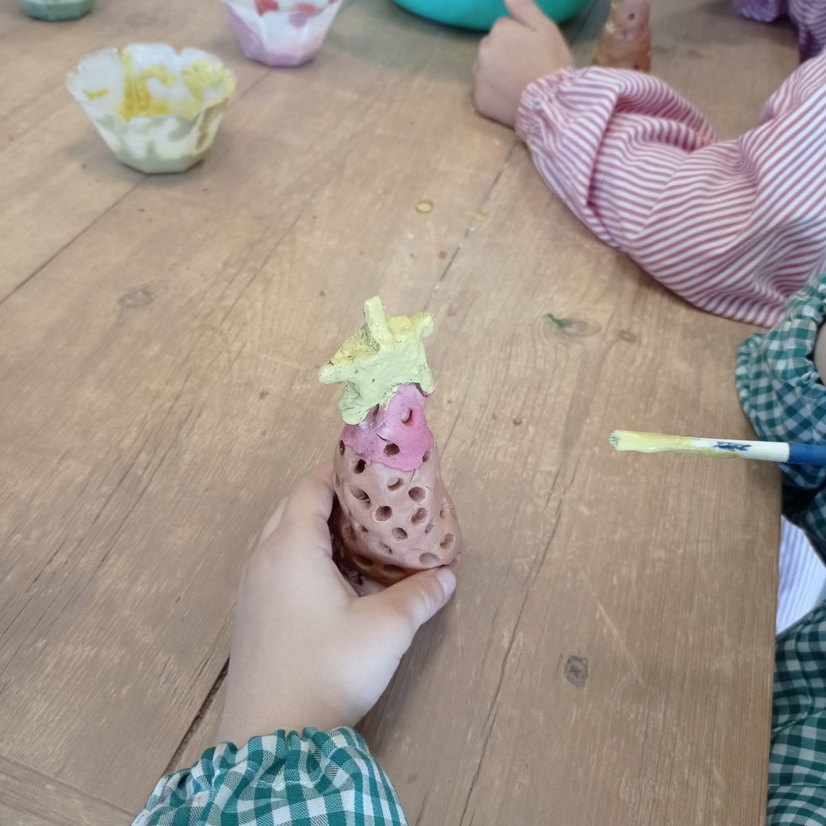 Fa uns dies els alumnes de 1r i 2n de l'Escola Isidre Martí van modelar i pintar arbrets i fanalets de Nadal. Avui surten del forn! Molt bona feina! #escolaceramicaesplugues #escoladibuixesplugues #tallersaescoles #tallersperinfants <a href="/ESC_IsidreMarti/">Escola Isidre Martí</a>