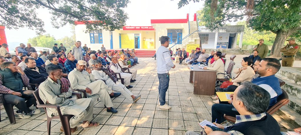 dcsambaoffice's tweet photo. #GovernanceAtDoorstep 
Today organized #BlockDivas, a people's forum for outreach and speedy disposal of grievances, at remote Taloor Panchayat of Block Sumb. 

All departmental functionaries among locals were present for resolving greivences. 

@diprjk
@AdvisorBJKGovt https://t.co/7KVlJ9KWQx