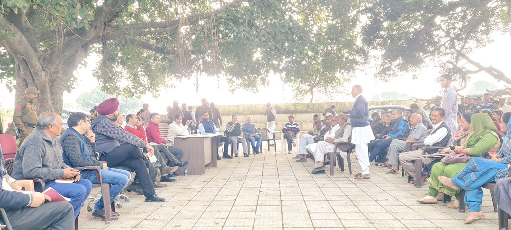 dcsambaoffice's tweet photo. #GovernanceAtDoorstep 
Today organized #BlockDivas, a people's forum for outreach and speedy disposal of grievances, at remote Taloor Panchayat of Block Sumb. 

All departmental functionaries among locals were present for resolving greivences. 

@diprjk
@AdvisorBJKGovt https://t.co/7KVlJ9KWQx
