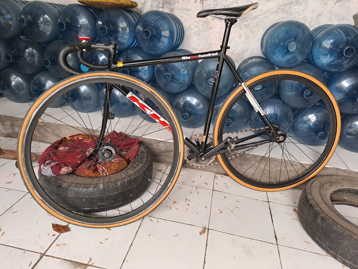afdanni's tweet photo. WTS Welset hub Miche pistard 32H
Spok unbran rim United cog eighten 17T lockring bawaan miche, tidak termasuk ban luar dalam.
Minus baut as belakang ganti, tp drat as masih aman. Harga 1.350k nego
Lokasi demak jateng
Wa 085640122005
#fnfjb #fixedgear #fixe https://t.co/eKdYYotLoc