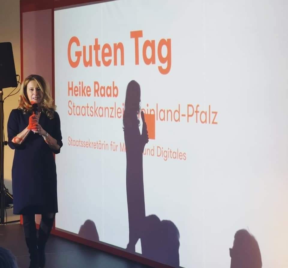 timo_kon's tweet photo. 2019 startete die #ConCon19 im @HubGutenberg in #Mainz, morgen findet sie bereits zum vierten Mal statt. Große Vorfreude 🔥 auf die #ConCon22 mit Malu #Dreyer, @HeikeRaab, @VeraJourova u.a. und ganz viel Content, Trends und neue Technologien - live vom Medienstandort #RLP. https://t.co/aDZ1yzNhUv