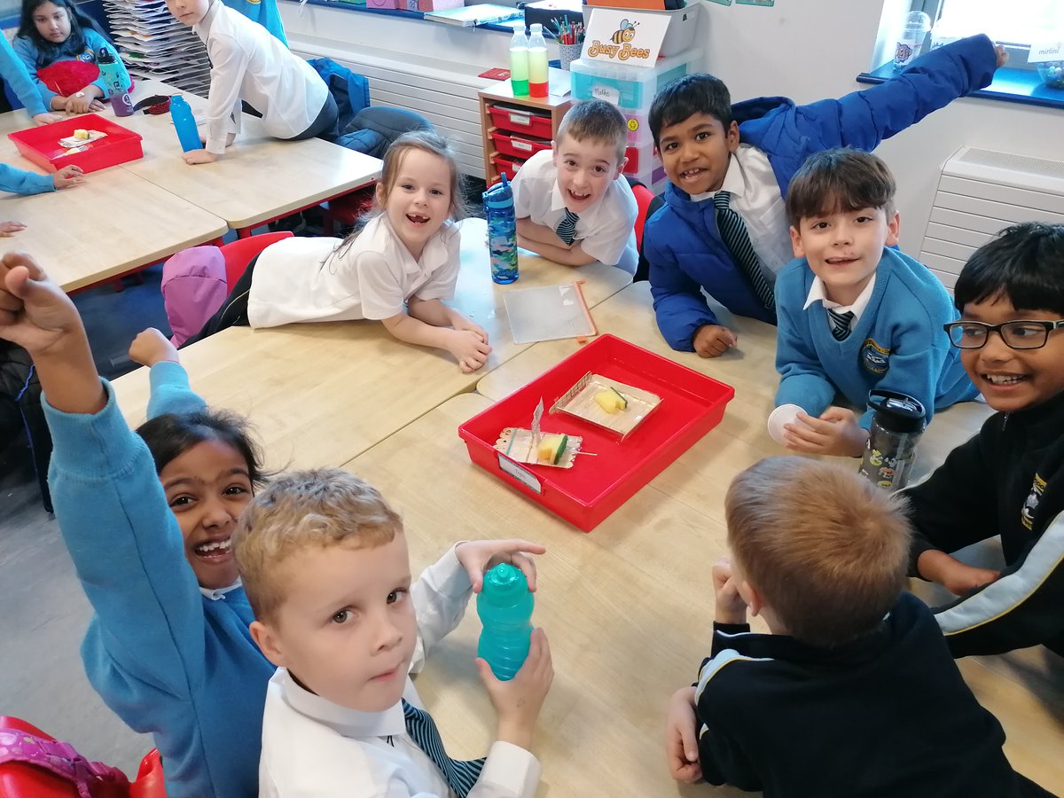 CitywestS's tweet photo. 2nd class building brilliant rafts! Exporing materials that float and sink as part of @ScienceWeek  #STEMWeek2022 👨‍🔬⛵️🧪👩‍🔬 https://t.co/fH83qV2kTM