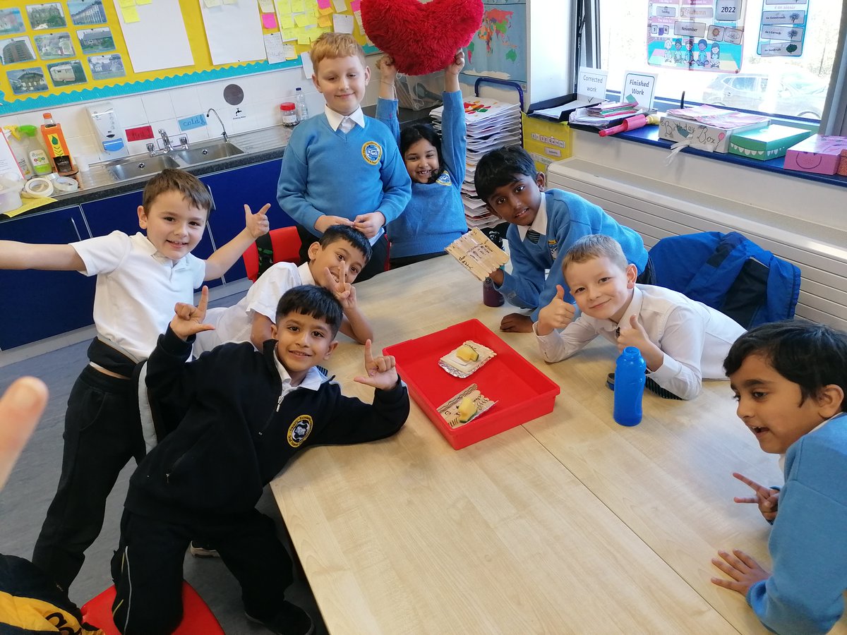 CitywestS's tweet photo. 2nd class building brilliant rafts! Exporing materials that float and sink as part of @ScienceWeek  #STEMWeek2022 👨‍🔬⛵️🧪👩‍🔬 https://t.co/fH83qV2kTM