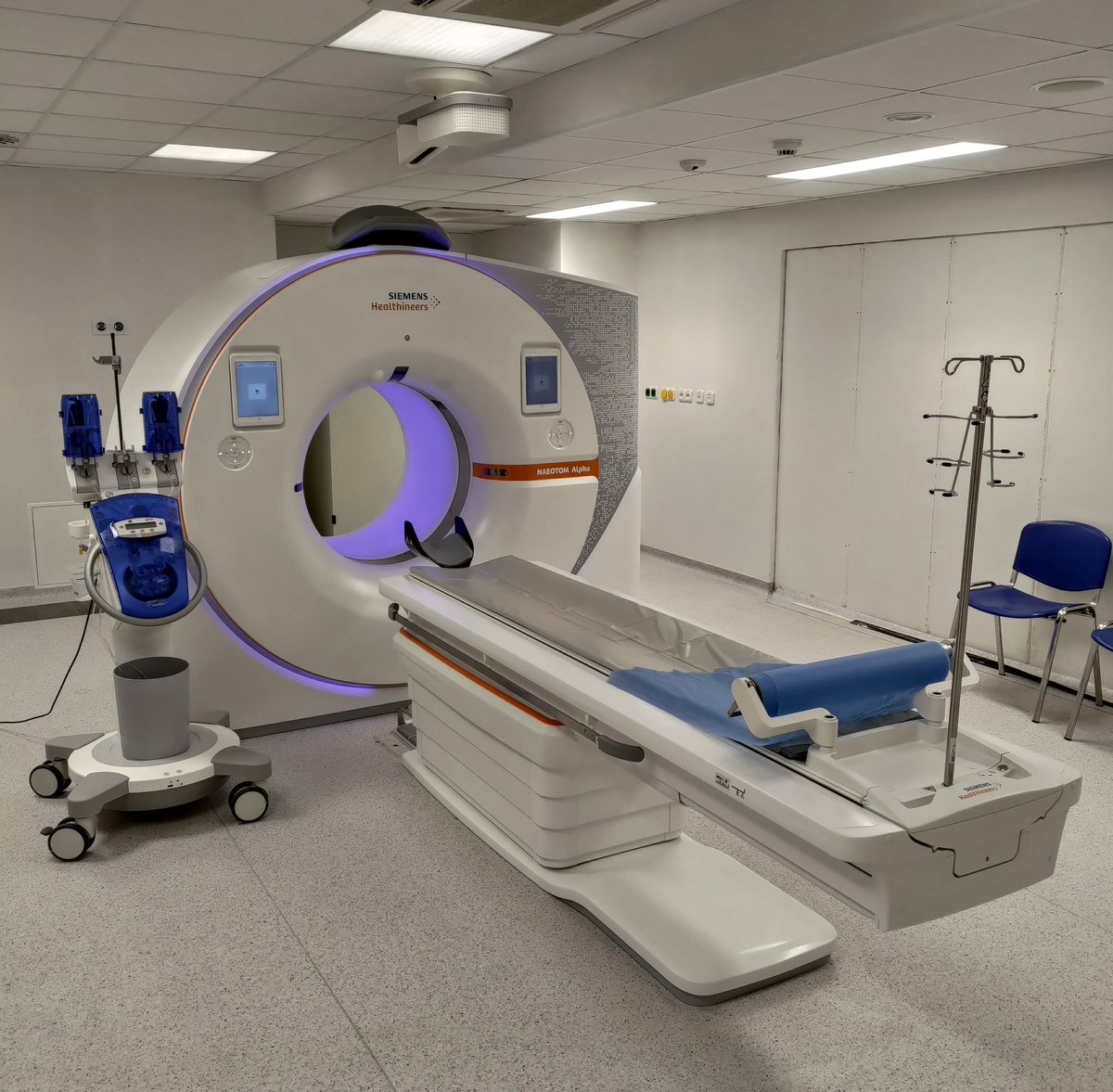 DianaAtwine's tweet image. In efforts to improve diagnostic services, each Regional Referral hospital is to recieve a CT scanner. CT SCANNERS produce detailed images of many structures inside the body for diagnosis of conditions i.e damaged bones, cancers, heart, lungs and liver diseases, tumors etc.