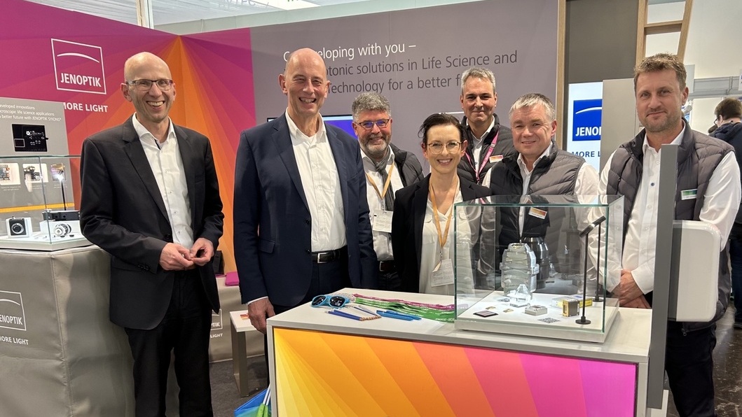 Our #COMPAMED team was happy to welcome Thuringian Minister Wolfgang Tiefensee (2nd f.l.) and Wilfried Röpcke from JenaWirtschaft (left). Discover more about our #medtech solutions at booth H19.1, hall 8.a of Messe Düsseldorf until Nov 17. 🔎 bit.ly/3UsDDmJ #photonics