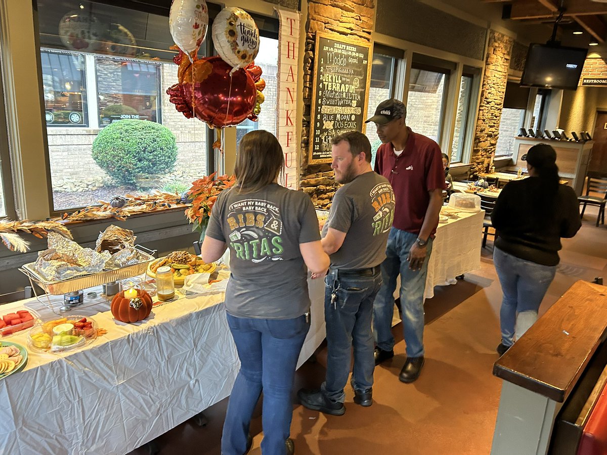 bosslady1778's tweet photo. What a fun day of fellowship and giving thanks for a great group of team members at Johns Creek Chilis #Thankful 🫶 #Back2Great #ChilisLove 🌶️❤️ @Obione52 https://t.co/EYsTiWGb6f