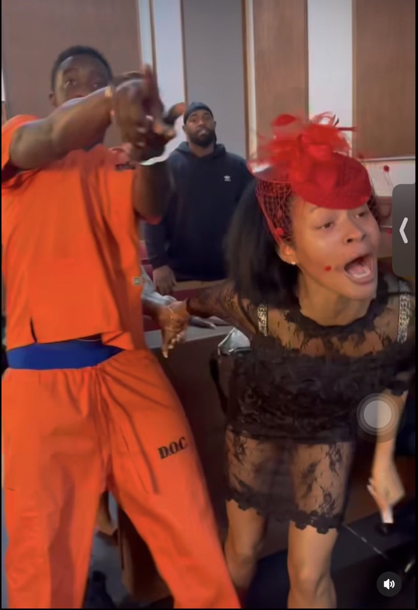 shesthat4oreign's tweet photo. Chrisean  when She ARRIVES IN COURT WITH Blueface 😂😂🙄 https://t.co/BaUWKrzk0j