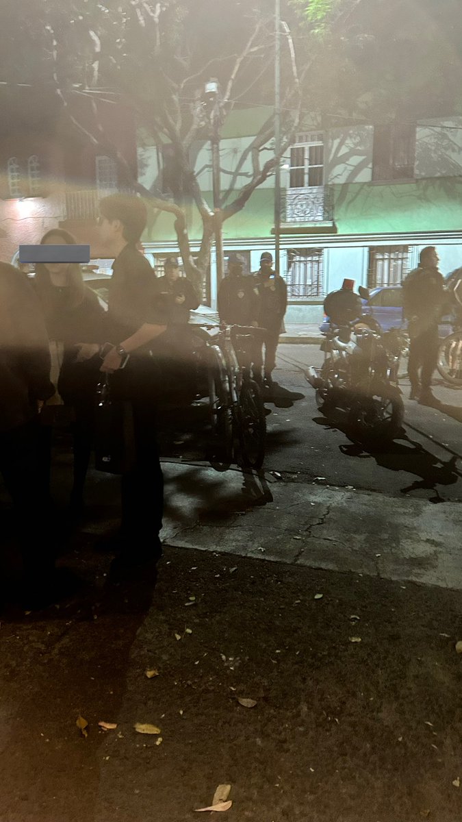 Ya llegaron elementos de la <a href="/SSC_CDMX/">SSC CDMX</a> a <a href="/cinetonala/">CINE TONALÁ CDMX</a>. No hubo gente herida. Solo el susto de quienes estaban cenando. Afortunadamente no llegaron a la sala de cine que estaba llena.