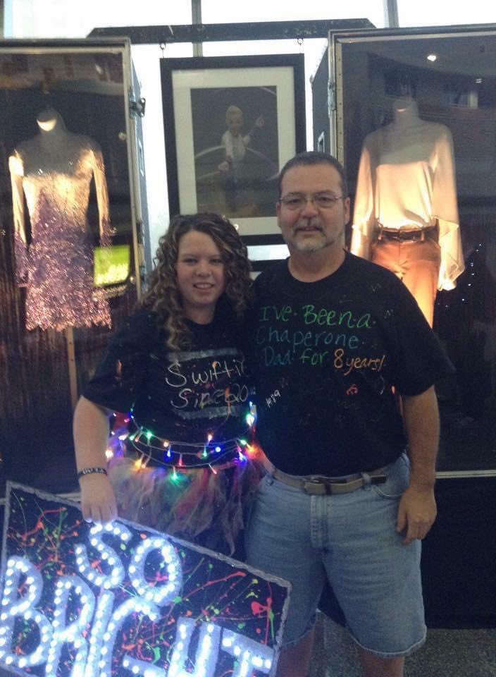 capture_itswift's tweet photo. the fact i get to continue this tradition of 16 years of going to the kansas city show with my ‘chaperone dad’ 🥹 @taylorswift13 @taylornation13  SEE YA KANSAS CITY NIGHT 2!! #TSTheErasTour https://t.co/JRBm4UMpNp
