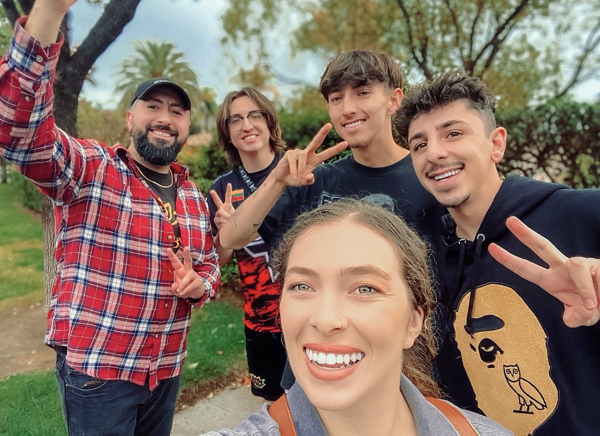 DREAB3NZ's tweet photo. 🏀 🧡📦 What a fun experience - being a KEY player in @FaZeRug’s @DevinBooker31 bball jersey prank. Sorry @brawadis we got you good! 🙈 Congrats on 22Million Subs to another 22M more! (P.S their fur baby’s name is BOOKER! ➡️ Watch here for the full video: https://t.co/3FufHhELat https://t.co/pjaDqGywxs