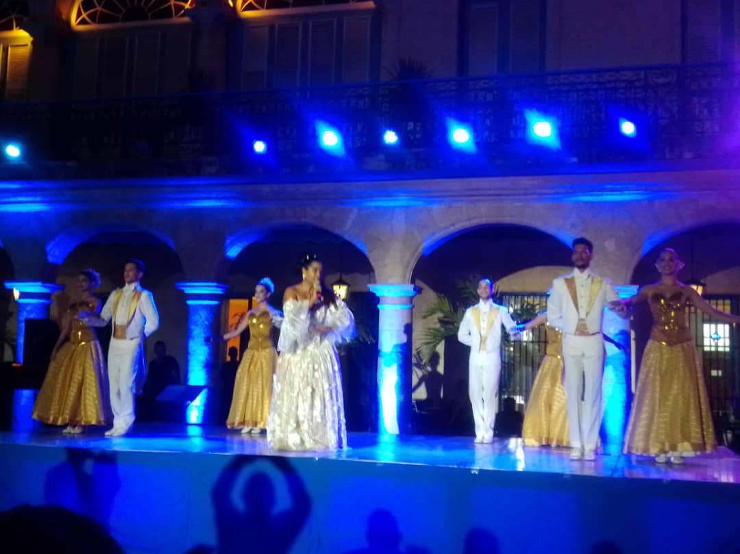 torres_iribar's tweet photo. #LaHabanaDeTodos Presenciamos un bella Gala en la Plaza de Armas por el  Aniversario #LaHabana503, sitio fundacional de la séptima Villa de #Cuba https://t.co/ZIJPWApv7c
