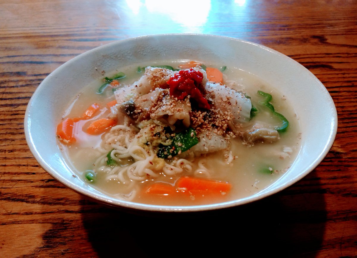 色々新商品が出ても結局ここに帰ってくるサッポロ一番塩ラーメン。
煮た野菜の甘みと合わさった時に美味いので「鍋に野菜を適当に放り込んで作るインスタントラーメン」の究極形だろ(*'ω`)人 