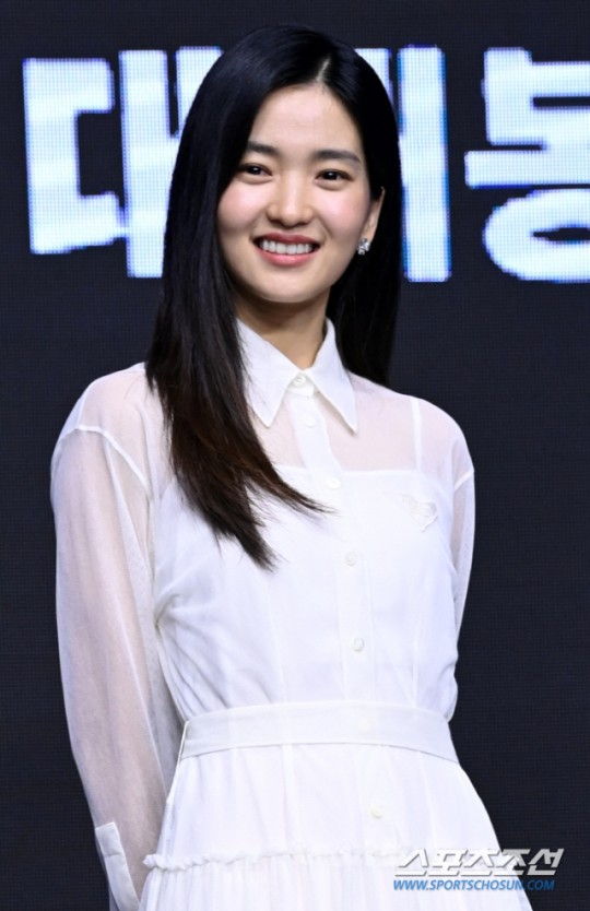 notfossil379_'s tweet photo. [단독] 김태리, 웹툰 원작 드라마 ˙정년이˙로 여성국극 도전..꿈의 캐스팅 완성 https://t.co/E9qaEJ3ywf 

'정년이'는 1950년 가진 것 없고 배운 것 없지만 소리 하나만큼은 타고난 목포 소녀 윤정년이 부자가 되고 싶어 여성 국극단에 들어가면서 펼쳐지는 이야기를 그린 시대극이다. https://t.co/35mTu49qLL