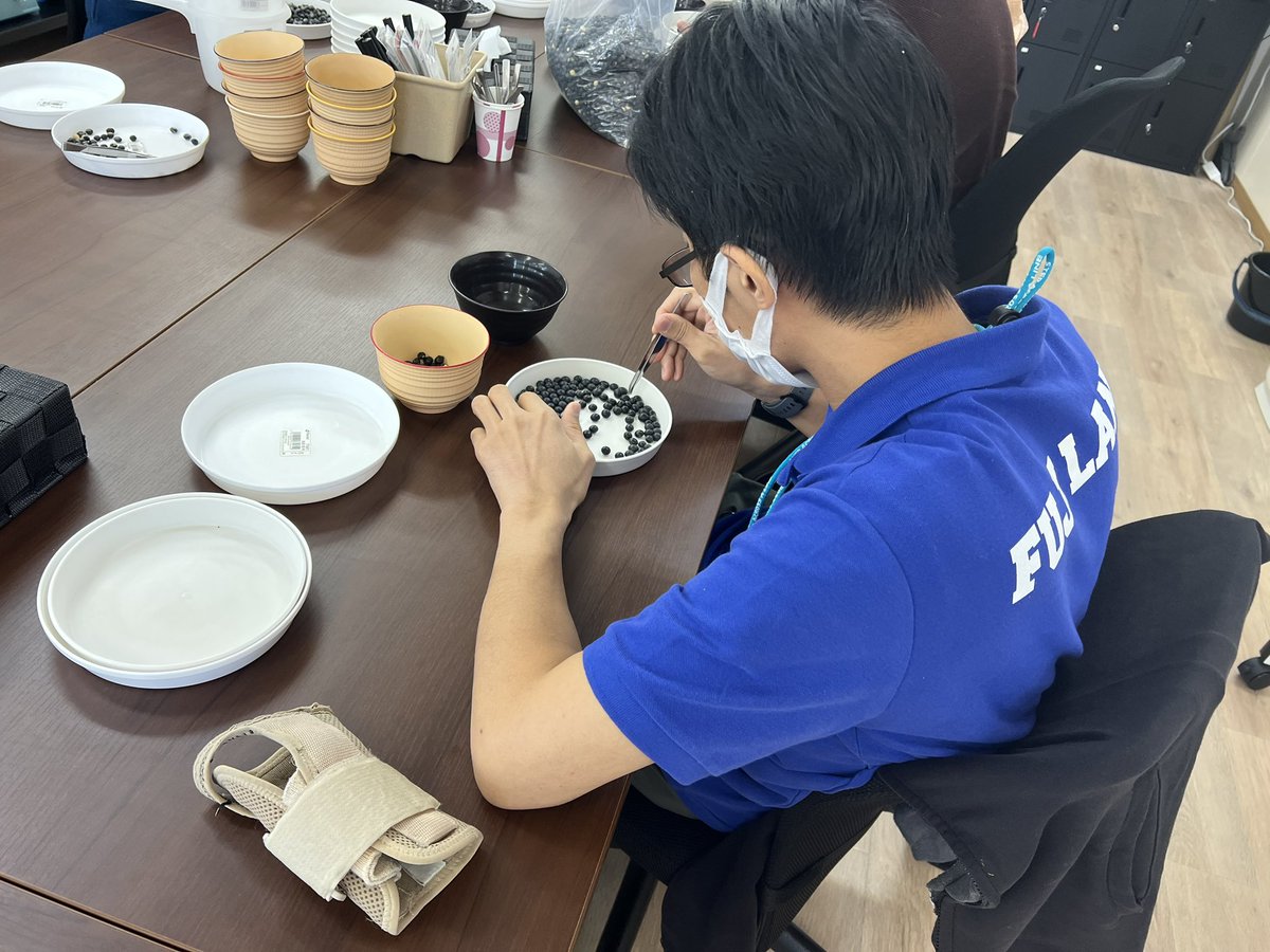 fujiland2022's tweet photo. 豆の仕分けのプロの方々です。
溜まっていく豆たちを見てると、
やり甲斐に繋がります🫘
午前、午後共に同じ仕事を鬼の集中力でこなしています✊✊
#就労継続支援B型事業所 https://t.co/MIJOf3wmTz