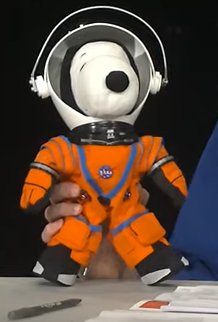 cptblaubaer's tweet photo. Der coolste Astronaut bei Artemis 1 überhaupt #NASA #Artemis1 #Snoopy https://t.co/2iIPZAU9uP https://t.co/jxOWC55mmP