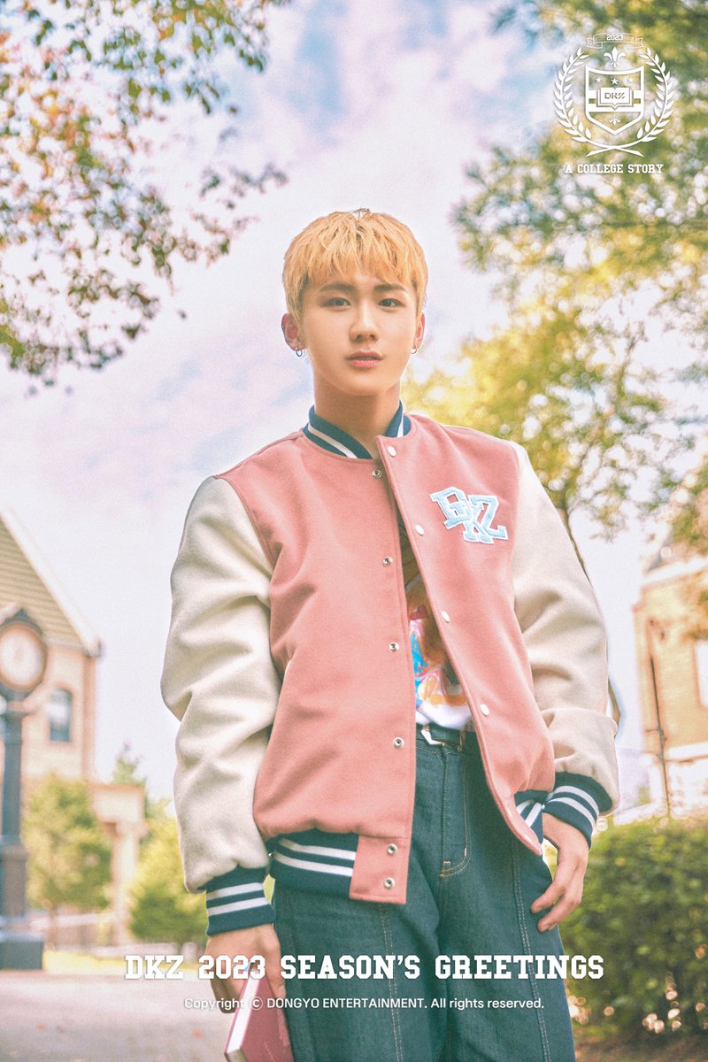 dkz_dy's tweet photo. DKZ 2023 SEASON’S GREETINGS [A COLLEGE STORY]

🗓 2022.11.18 (금)

#DKZ #디케이지
#시즌그리팅
#A_COLLEGE_STORY
#종형 #JONGHYEONG 
#기석 #GISEOK https://t.co/KuMbvLVYbn