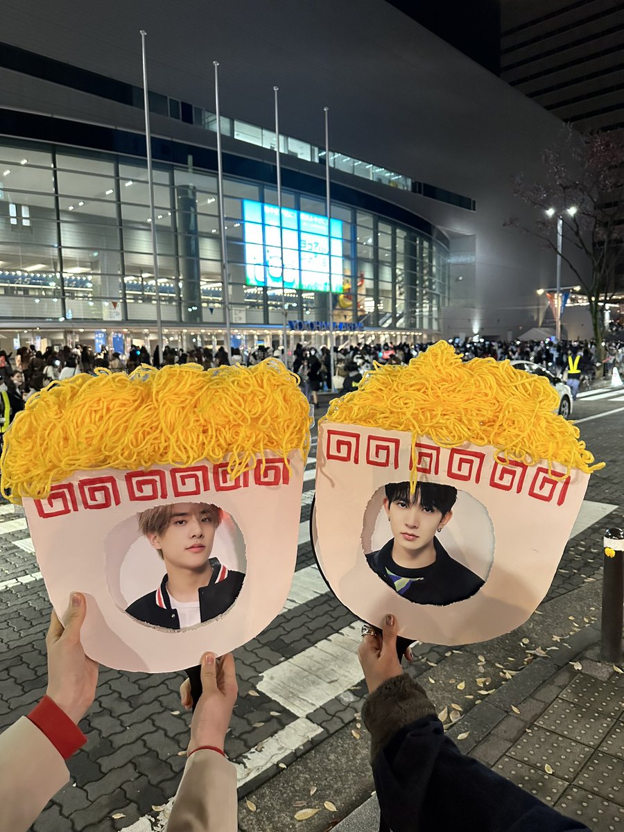 en_2415's tweet photo. ライブ最高すぎた🥹
ラーメンボードも作った!
ジェイクお誕生日おめでとう❤️
#ENHYPEN #MANIFESTO_IN_JAPAN
#横浜アリーナ
#HAPPY_JAKE_DAY
#JAKE_BDAY2022
#HAPPY_BIRTHDAY_JAKE
#제이크 #JAKE
#라면즈 #ラミョンズ
#萌え萌えキュン https://t.co/Hq9RSL70NW