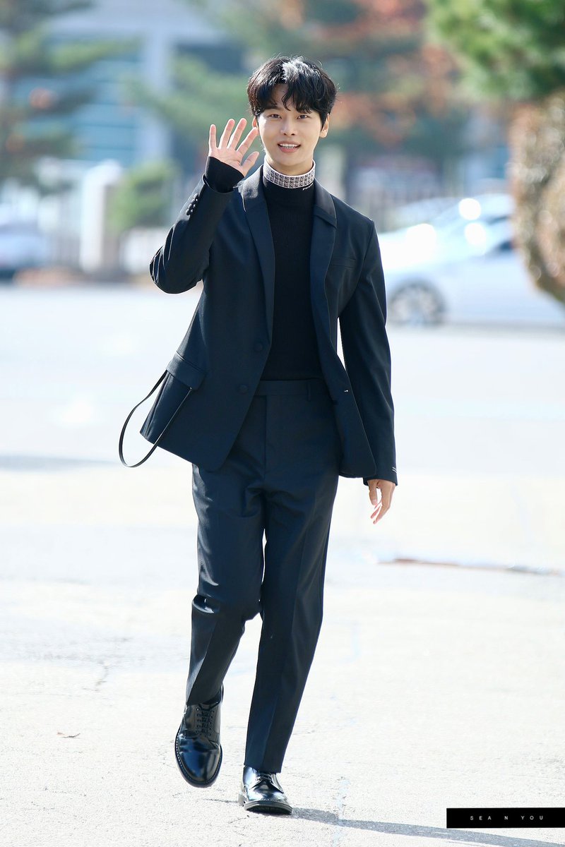 SEA_N_YOU's tweet photo. 221116 < KBS 드라마 스페셜 2022 > 제작발표회 📺

#KBS드라마스페셜 #KBS #얼룩 #공지훈
#차학연 🤍 @CHA_NNNNN 

엔뇽엔뇽🖤 너무 오랜만이야ㅠㅠ
햇살이가 걸어왔당- 넘 멋있구 귀여웡🫧 https://t.co/1eA625rDQx