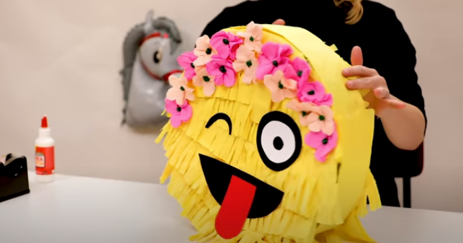 weethetsnel's tweet image. EMOJI SURPRISE - Smile! Hoe je 'm maakt, lees je in de stapsgewijze instructie die we hebben toegevoegd aan de knutselvideo van Action. 

weethetsnel.nl/instructie/224…

#weethetsnel #ActionNederland #sinterklaas #sinterklaassurprise #sinterklaasknutsels #handgemaakt #lekkerknutselen