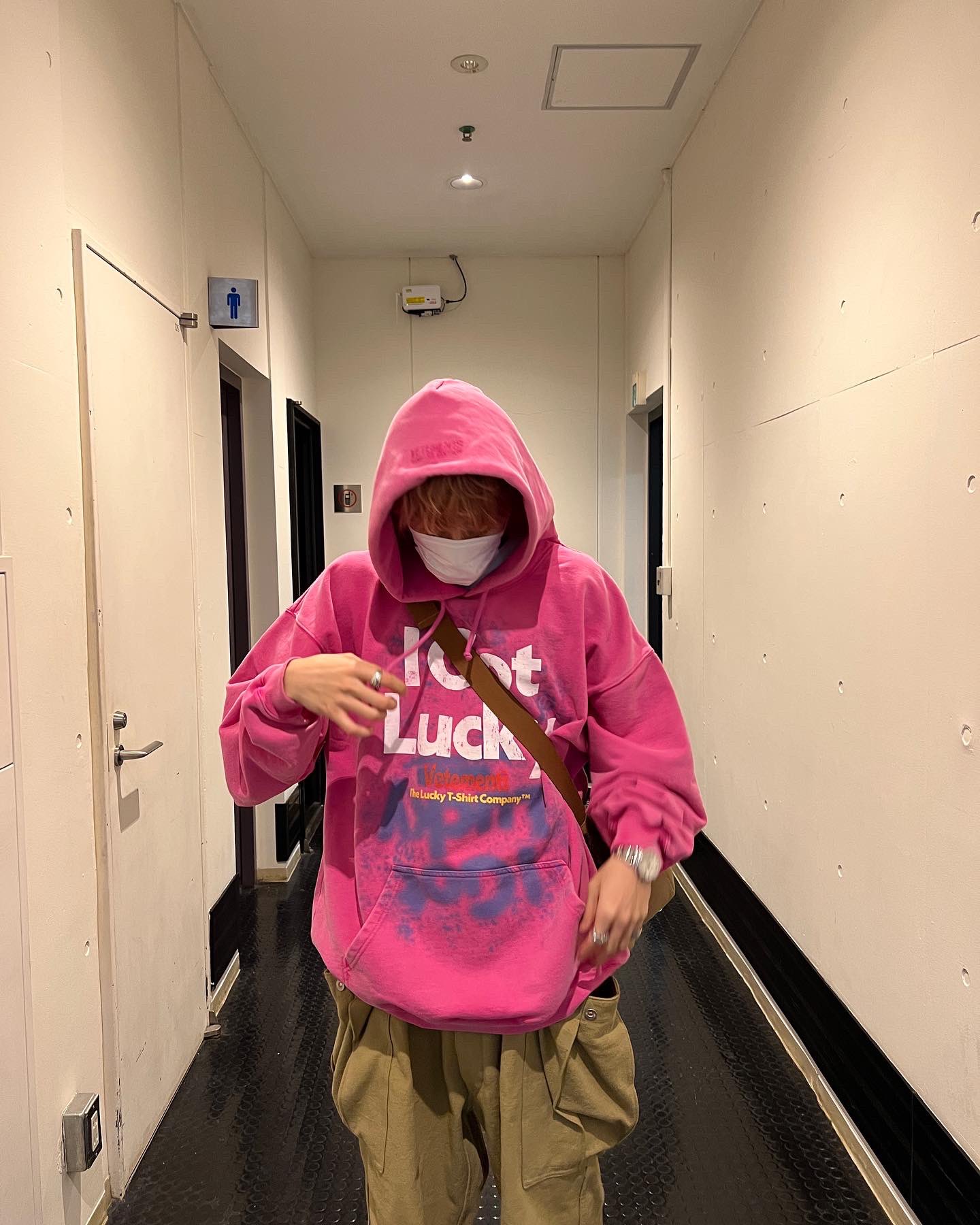 【芸能人着用モデル】シュプリーム パーカー バイカラー コムドットゆうた コムドットゆうた着用シュプリーム☆バイカラー刺繍Sロゴパーカー