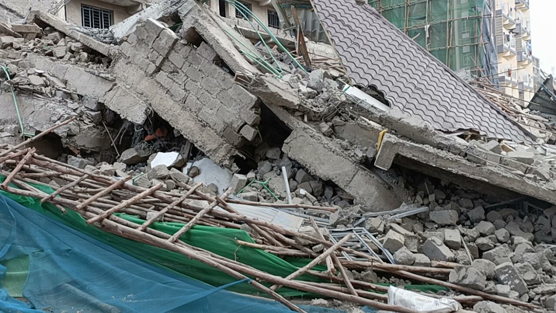 JNRadio254's tweet photo. Several people are feared dead after a seven-storey building that was under construction collapsed on Tuesday afternoon at Seasons area in Kasarani, Nairobi.Five people have reportedly been retrieved from the rubble and rushed to hospital with varying injuries.
#jnradio https://t.co/9XYmBqNed7