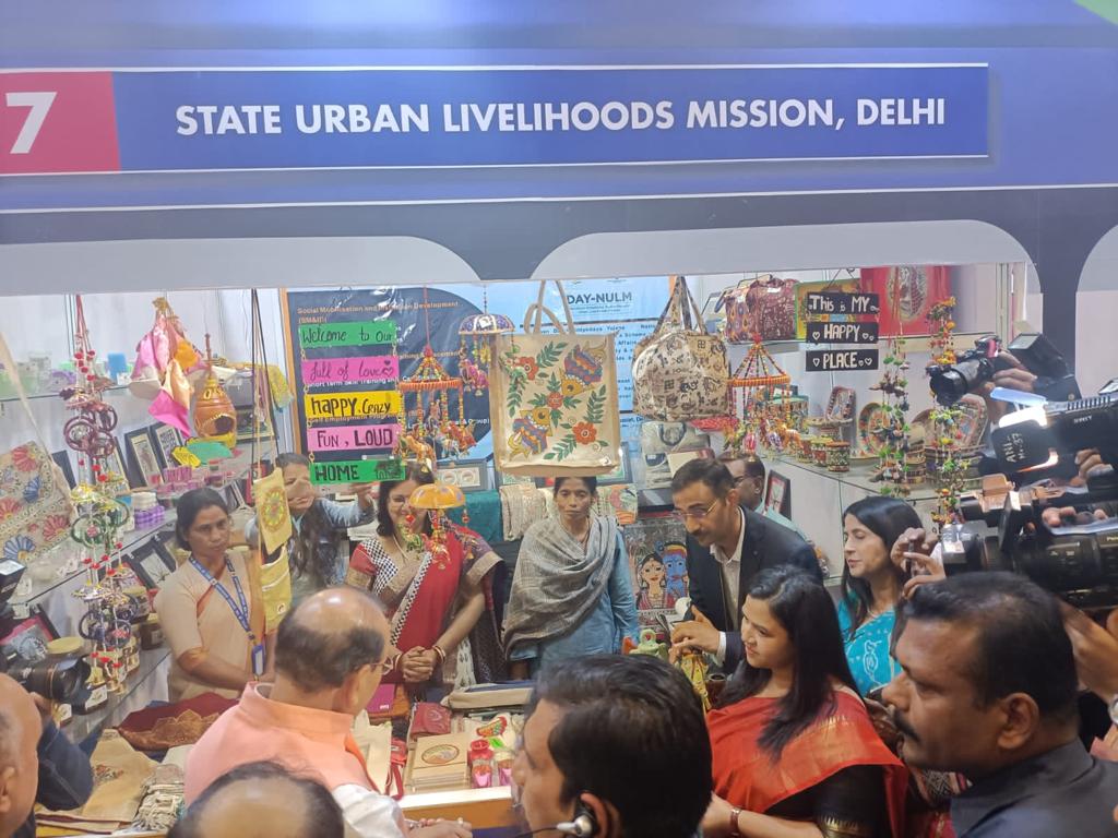 NULM_MoHUA's tweet photo. दिल्लीः भारतीय अंतर्राष्‍ट्रीय व्‍यापार मेले में #DAYNULM के तहत दिल्ली के शहरी स्वयं सहायता समूहों ने अपने उत्पादों की प्रदर्शनी सह बिक्री लगाई गई। समूह द्वारा बनाए उत्पाद लोगों को खासा पसंद आ रहे है।
#SHG #UrbanLivelihood #AatmaNirbharBharat #Delhi https://t.co/HBRZrNjxgW