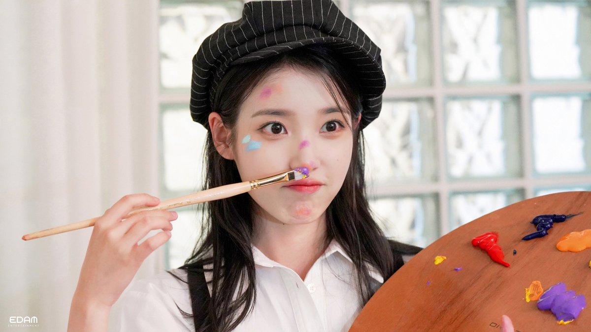 _IUofficial's tweet photo. ⭐속보⭐
유애나가 기다리던
2023 IU Season's Greetings 비하인드,
이다미가 미리! 몰래! 업로드함😎

깜짝 선물은
EDAM 네이버 포스트에서
받을 수 있어요🎁

▶ https://t.co/xWwqQVMTY7

#아이유 #IU
#시즌그리팅 #Seasons_Greetings https://t.co/znF7uq1OdI