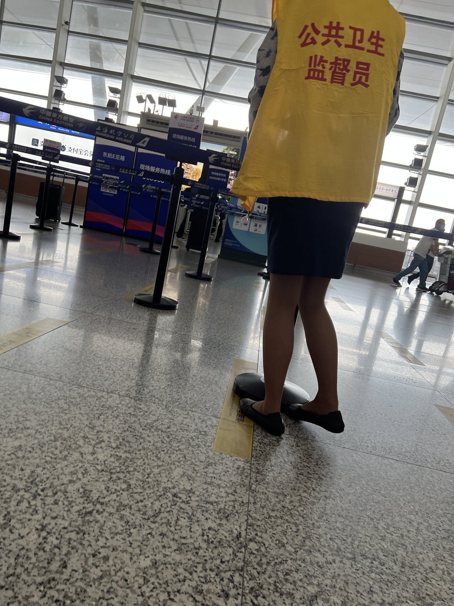 aidbear3's tweet photo. 机场地勤丝袜腿，换个👠不好么，凑合一下吧 https://t.co/he79u2g2NB