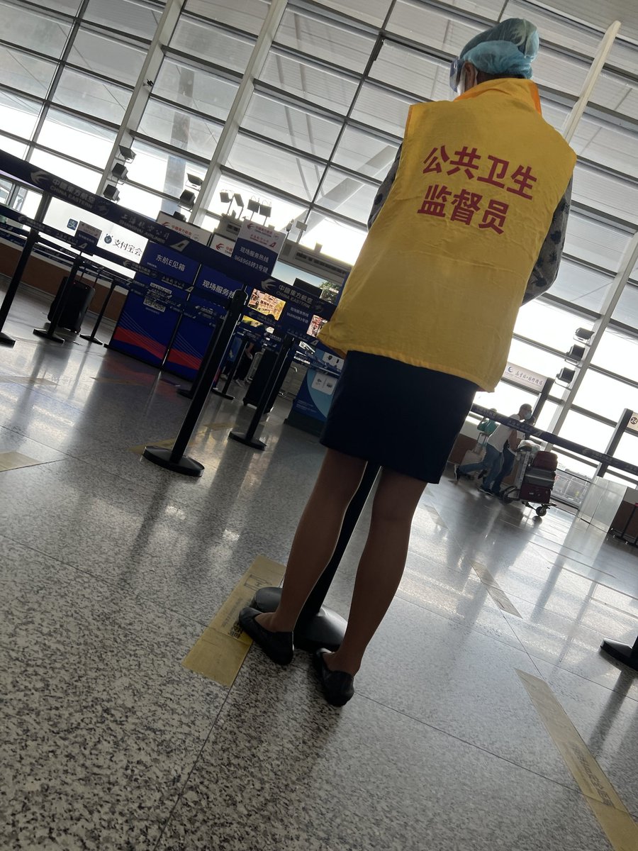 aidbear3's tweet photo. 机场地勤丝袜腿，换个👠不好么，凑合一下吧 https://t.co/he79u2g2NB