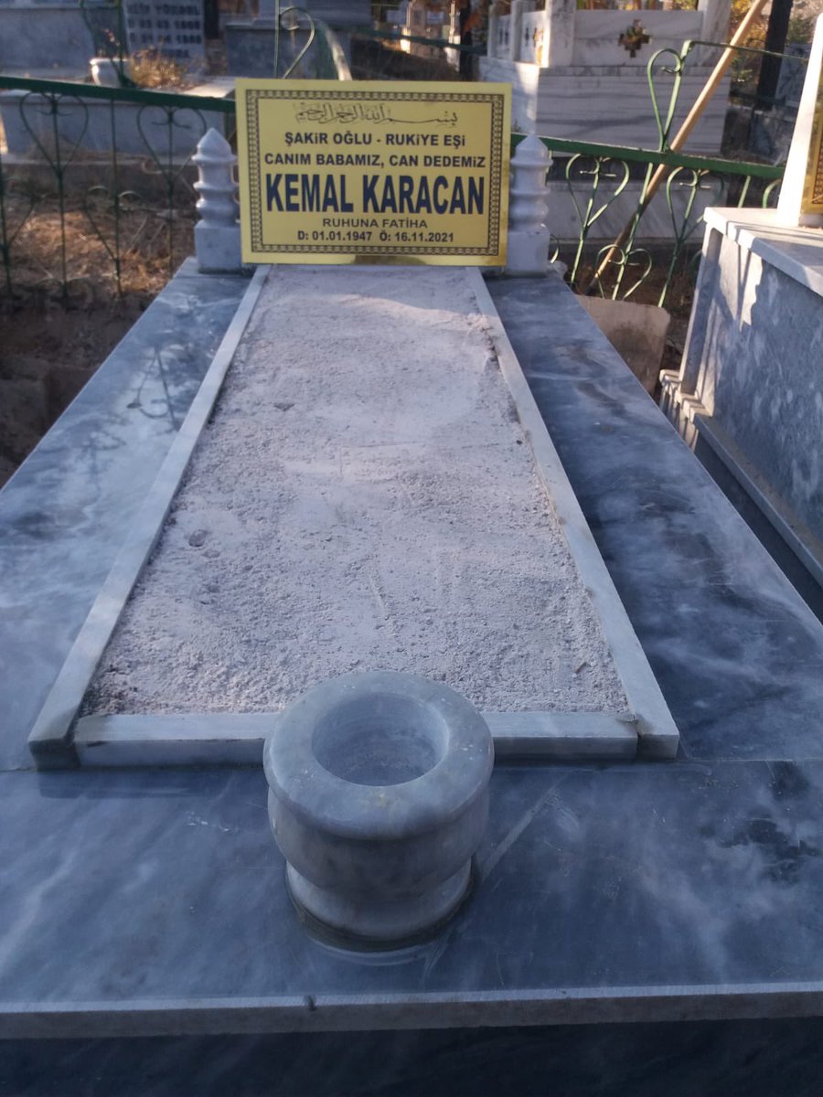 Bana, "neyin eksik" diye sorma hayat; "BABAM" derim yerini dolduramazsın.
   Bugün canım babamın vefatının 1.yıldönümü,babalarınızın ellerinden öpün, sonra öpmek istersiniz ama bulamazsınız.
   Ebediyete intikal eden ecdadımızın mekanı cennet yattığı yer nur olsun inşallah.