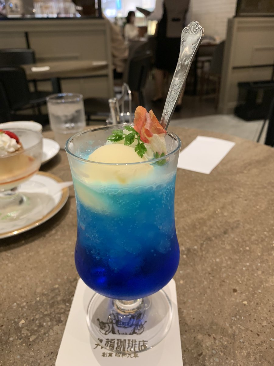 Cyrusmansory's tweet photo. 結局説明しにくい味のまま飲み終わるけど、ブルーキュラソーとか青い飲み物頼みがち。 https://t.co/7gC46WYj1q