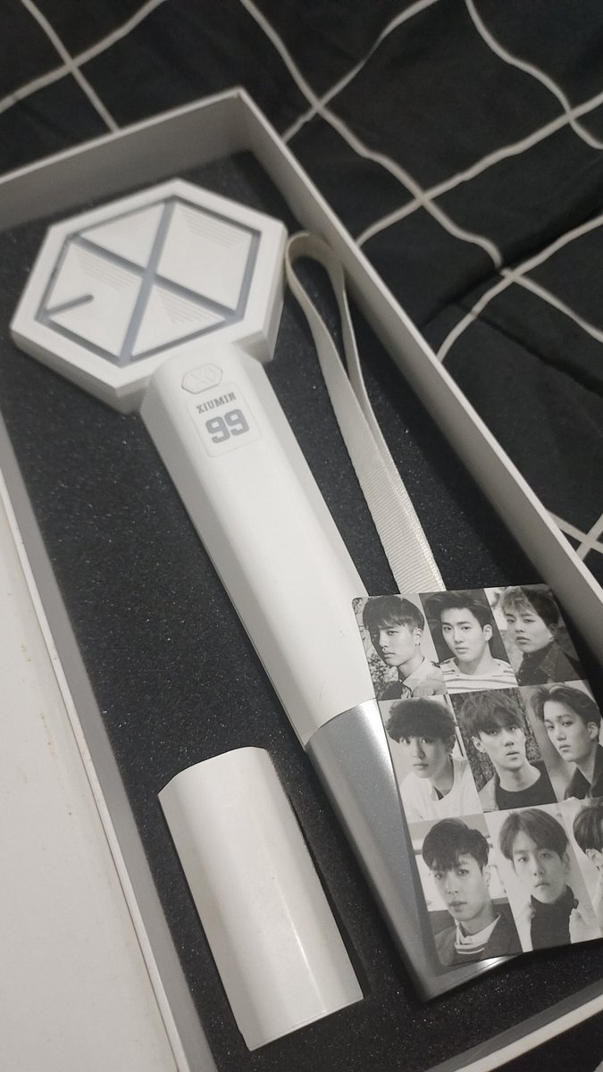 jsuhdnaapermmoo's tweet photo. Aku jual ls exo ver 2 banting harga free album dan printilan dri aku ✨
#lsexo #lightstickexo #lsmurah https://t.co/HRi8QaMMvC