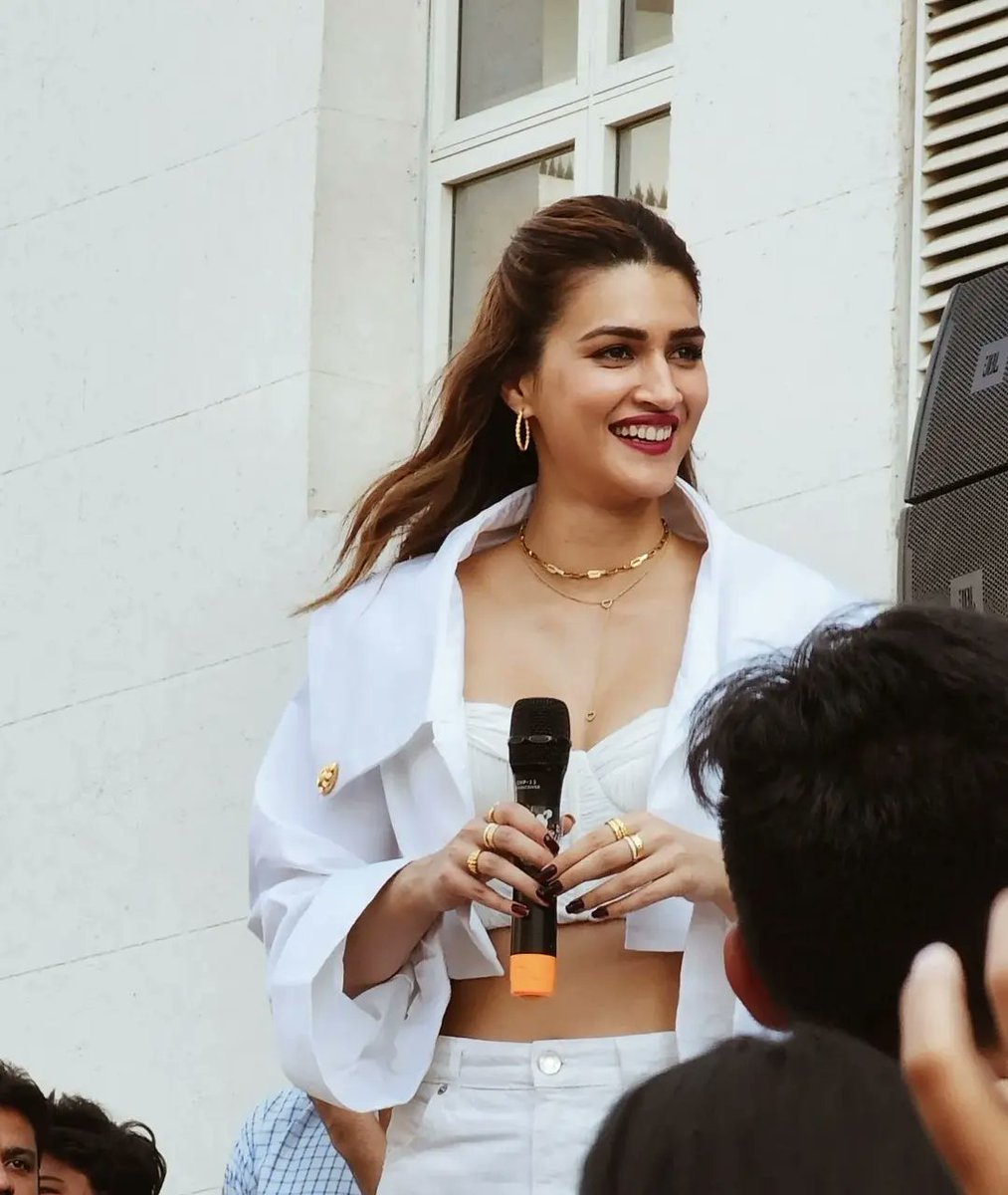 kritigreatsanon's tweet photo. There is nothing more beautiful than someone who goes out of their way to make life beautiful for others.
#wednesdaymotivation #kritithegreatsanon #KritiSanon #promotion #bhediya๐บ #ahmedabad https://t.co/9ieZLa6gwh