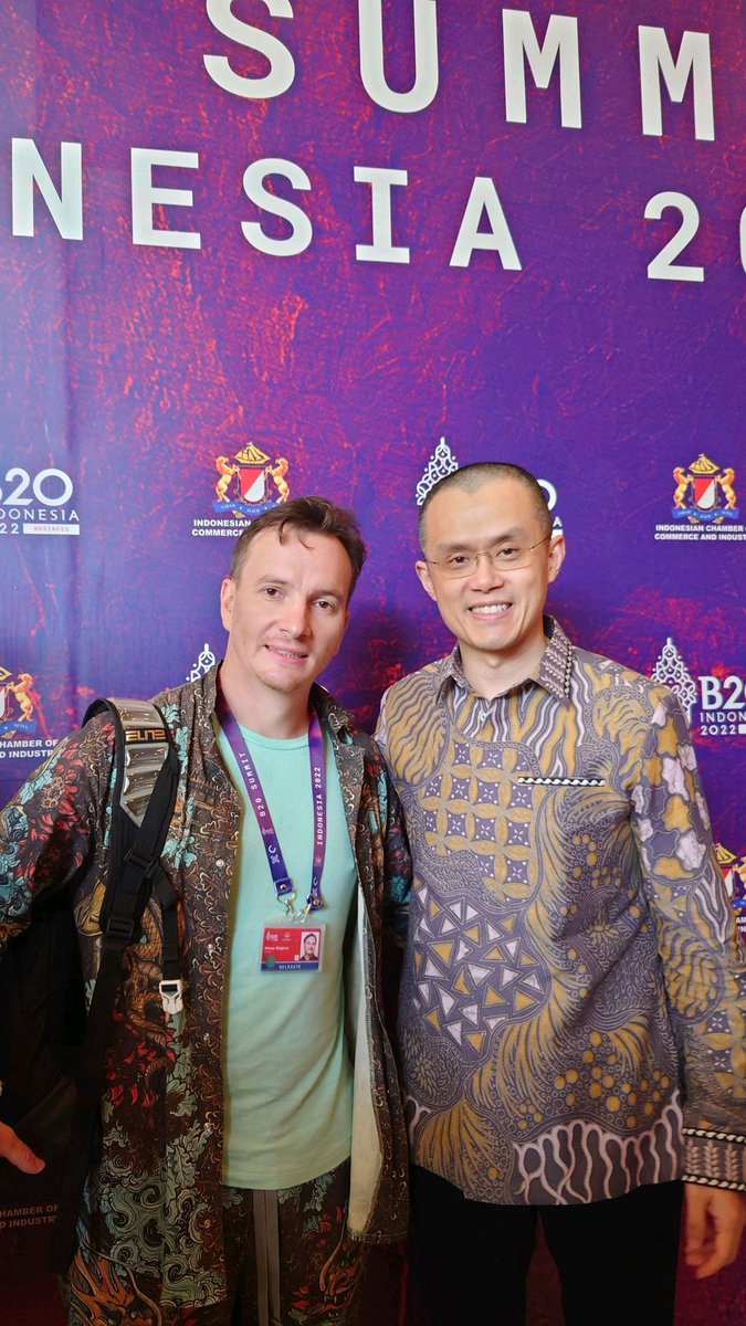 Crypto_bn's tweet photo. Someone explain me this Shirt and I'll transfer 1 #BTC straight. https://t.co/lWb6dlyTMM
