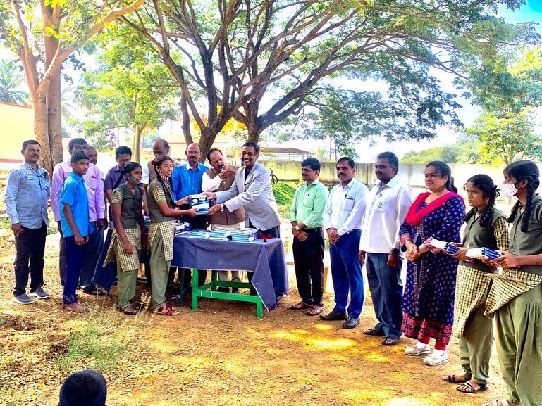SSLC_Toppers's tweet photo. Rotary Vidhyanidhi book distribution was conducted by the Rotary Bangalore where 7Hills Study guides were distributed to the students.
.
.
If your club/organisation is planning to conduct any such charitable events, contact us at: 👇

9513693777 / 9513694777 / 9513695777 https://t.co/0Mk6Bh7ejz