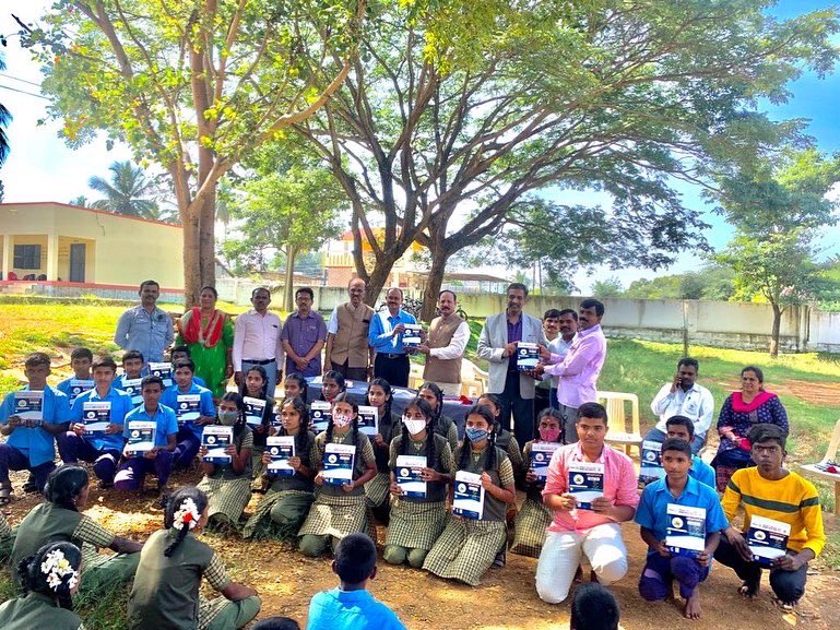 SSLC_Toppers's tweet photo. Rotary Vidhyanidhi book distribution was conducted by the Rotary Bangalore where 7Hills Study guides were distributed to the students.
.
.
If your club/organisation is planning to conduct any such charitable events, contact us at: 👇

9513693777 / 9513694777 / 9513695777 https://t.co/0Mk6Bh7ejz