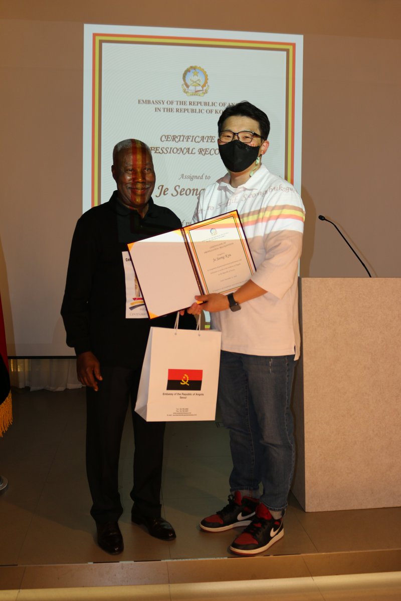 The Embassy of Angola in South Korea honored its locally recruited staff, 14 in total, awarding them a certificate of professional merit and souvenirs, at this year's National Independence ceremony, promoted on November 12, 2022.