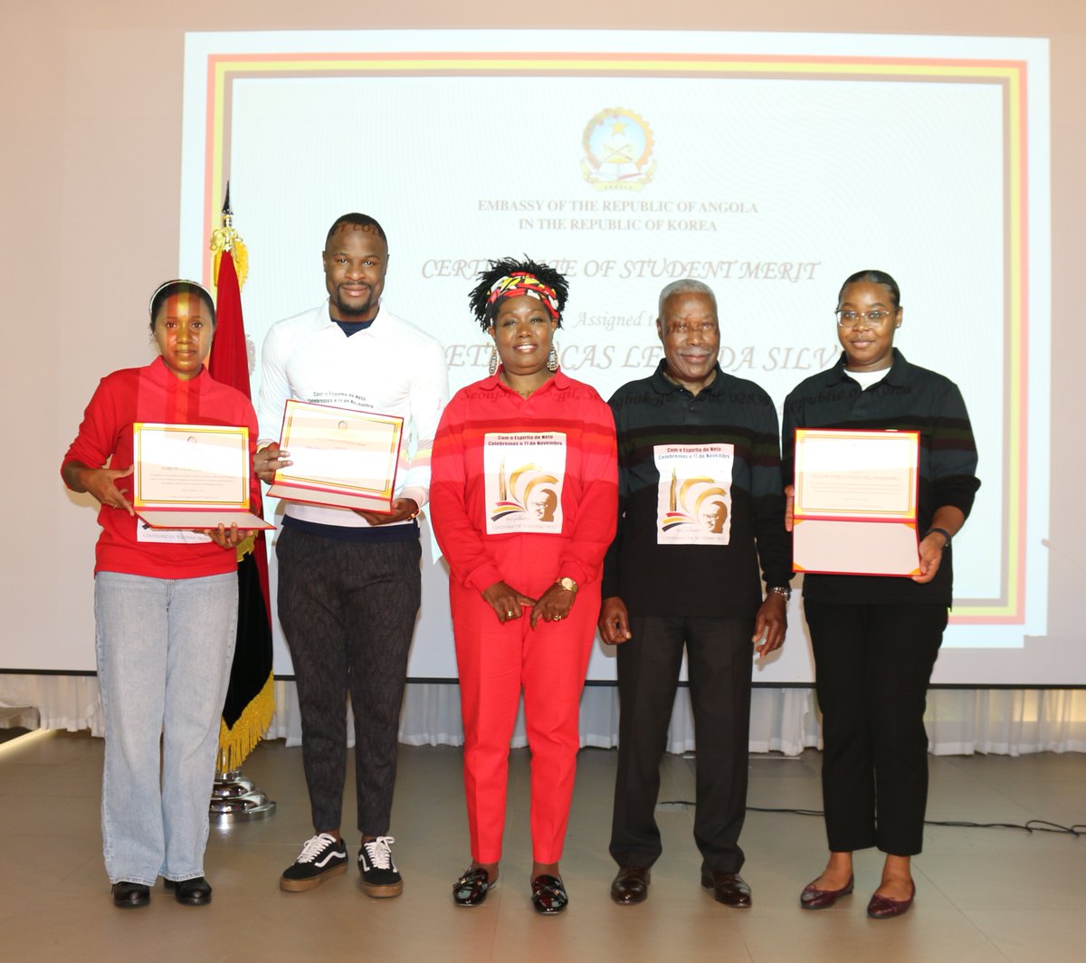 The Embassy of Angola in Korea awarded, on 12 November, during the celebration of the 47th anniversary of Angola's National Independence, three Angolan students attending master's courses in Korea, who had the best academic performance.