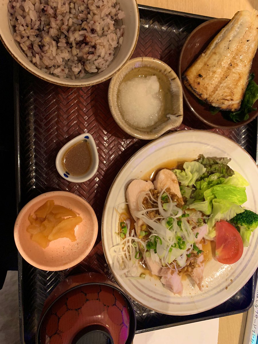 2bpUz's tweet photo. 大戸屋は減量中ありがたい🙏
サラダチキン定食にミニホッケ追加

いろんな飲食店にサラダチキン定食置いて欲しい。

#大戸屋
#減量
#サラダチキン定食 https://t.co/kO52D3Jnbm